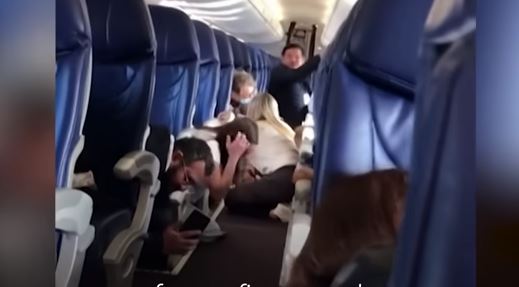 Μεξικό: Τρόμος για τους επιβάτες του αεροπλάνου που δέχθηκε πυρά μετά τη σύλληψη του γιου του «Ελ Τσάπο» – Δείτε βίντεο