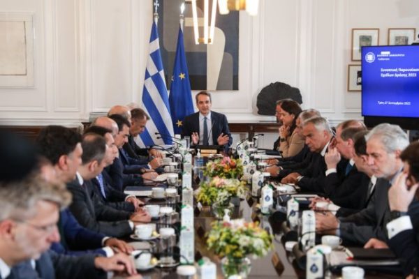 Διχάζει τη ΝΔ η κηδεία του «τέως βασιλιά» Κωνσταντίνου – Δεν είναι ώρα για εσωστρέφεια, το μήνυμα του Μαξίμου