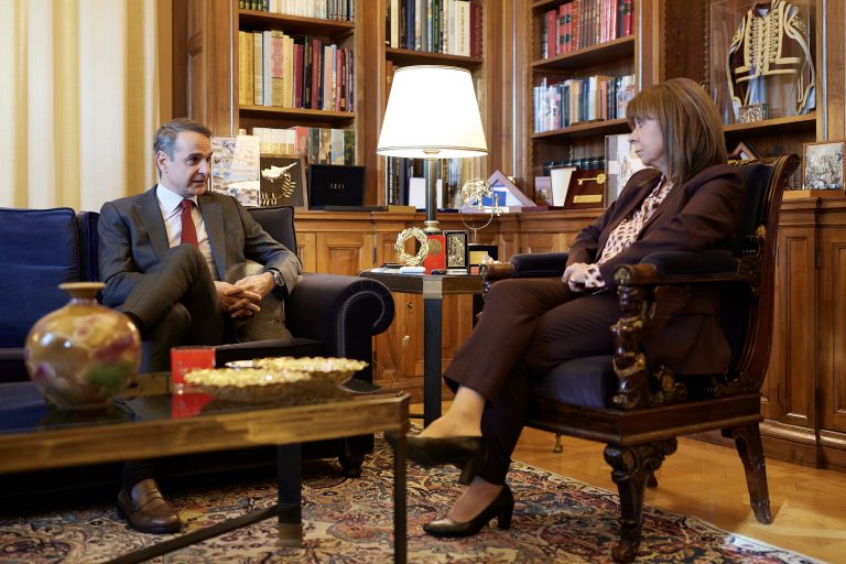 Μητσοτάκης σε Σακελλαροπούλου: «Η κυβέρνηση δεν θα ενδώσει στις σειρήνες του λαϊκισμού» την προεκλογική περίοδο