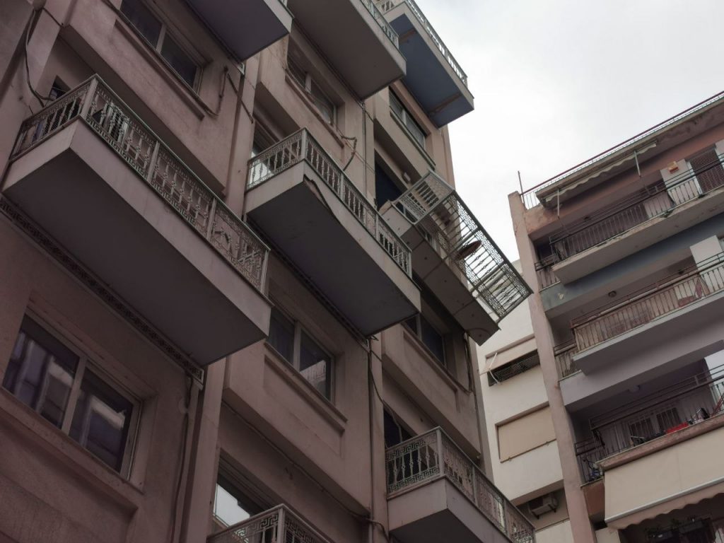 Λεωφόρος Συγγρού: Στον αέρα ολόκληρο μπαλκόνι ξενοδοχείου