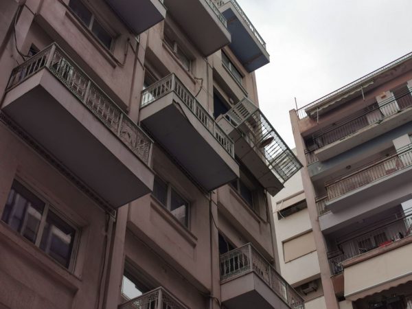 Λεωφόρος Συγγρού: Στον αέρα ολόκληρο μπαλκόνι ξενοδοχείου