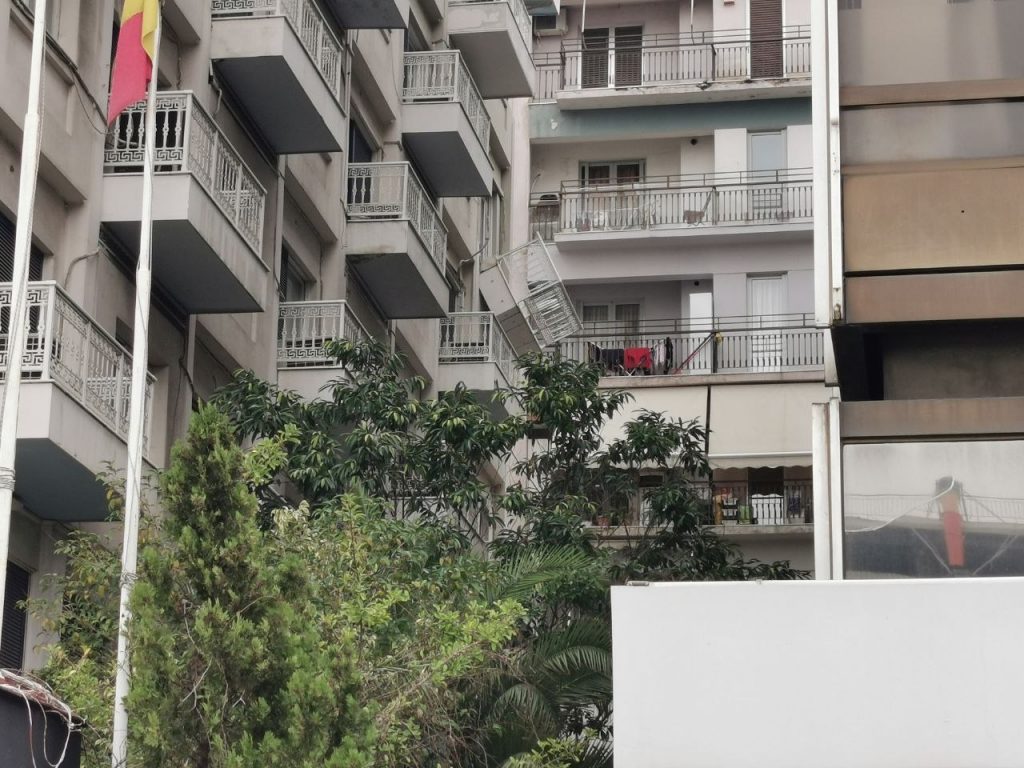Θέαμα... το αιωρούμενο μπαλκόνι ξενοδοχείου στη Συγγρού: Παραμένει στη θέση του για τρίτη ημέρα