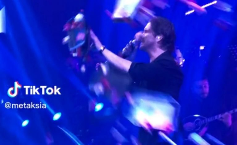 Νίκος Οικονομόπουλος: Θαμώνας πέταξε πανέρι με λουλούδια και τον βρήκε… στα γεννητικά όργανα