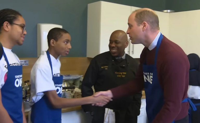 Τέως βασιλιάς Κωνσταντίνος: «O πρίγκιπας Ουίλιαμ προτίμησε να… μαγειρέψει αντί να πάει στην κηδεία του νονού του»