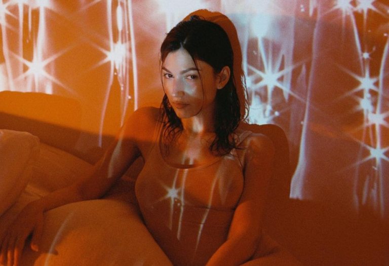 Ούρσουλα Κορμπερό: Με ένα διάφανο κορμάκι πάνω στο κρεβάτι – Η πιο αισθησιακή της φωτογραφία