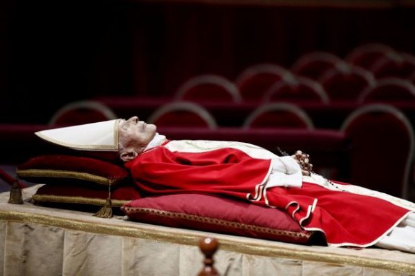 Πάπας Βενέδικτος: Σε λαϊκό προσκύνημα για τρίτη ημέρα η σορός του – Αύριο η κηδεία