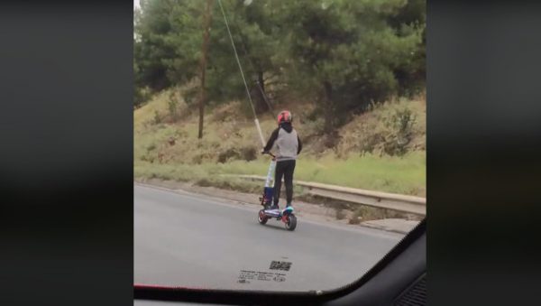 Θεσσαλονίκη: Πήγαινε με 100χλμ την ώρα στον Περιφερειακό οδηγώντας ηλεκτρικό πατίνι