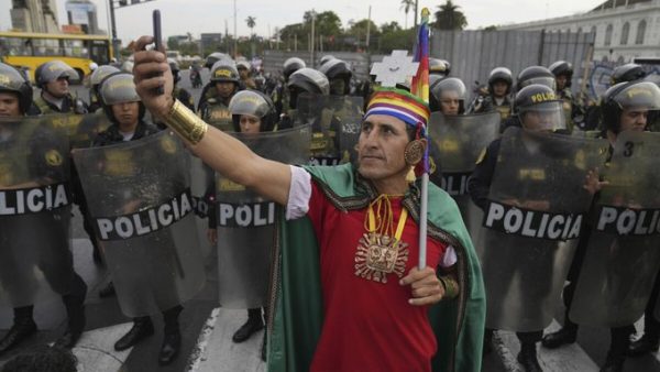 Περού: Σοβαρά επεισόδια στη Λίμα, χιλιάδες ζητούν την παραίτηση της προέδρου – Δύο νεκροί διαδηλωτές στον νότο