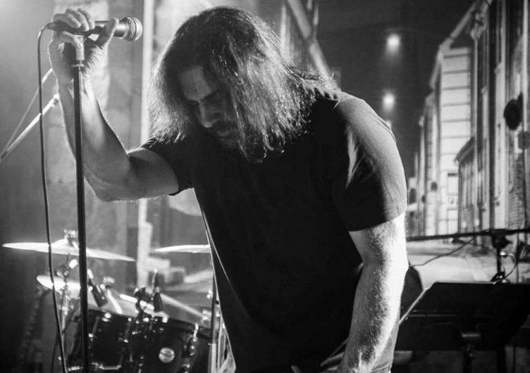 Σοκ στον καλλιτεχνικό κόσμο – Πέθανε ξαφνικά γνωστός ροκ τραγουδιστής