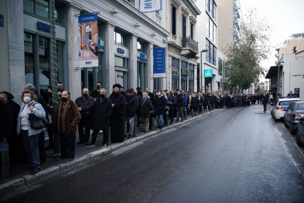 Λεπτό προς λεπτό η κηδεία του τέως βασιλιά Κωνσταντίνου – Το in live (video) από τη Μητρόπολη Aθηνών (κάμερα 1)