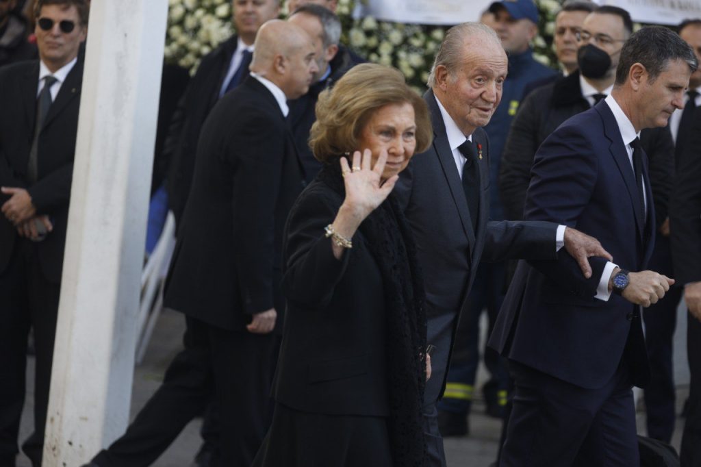 Κηδεία τέως βασιλιά Κωνσταντίνου: Χιλιάδες κόσμου έξω από τη Μητρόπολη και αφίξεις επισήμων