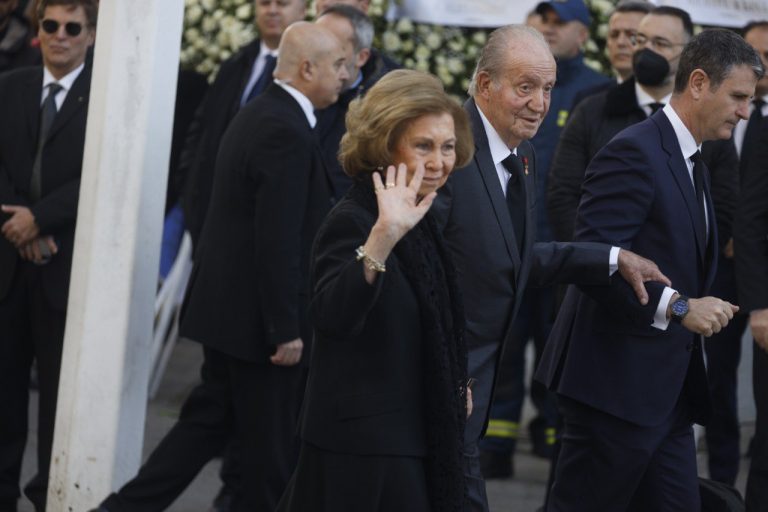 Κηδεία τέως βασιλιά Κωνσταντίνου: Χιλιάδες κόσμου έξω από τη Μητρόπολη και αφίξεις επισήμων