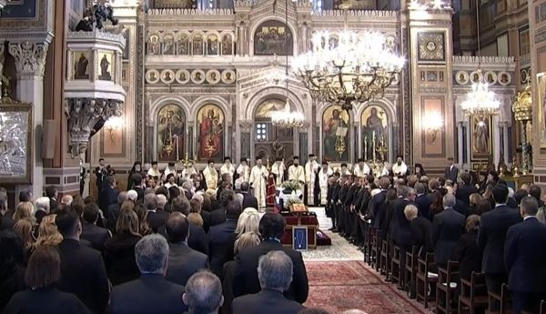 Τέως βασιλιάς Κωσταντίνος: Οι 12 συνοδικοί μητροπολίτες τελούν την κηδεία – Τον μνημόνευσαν ως βασιλιά