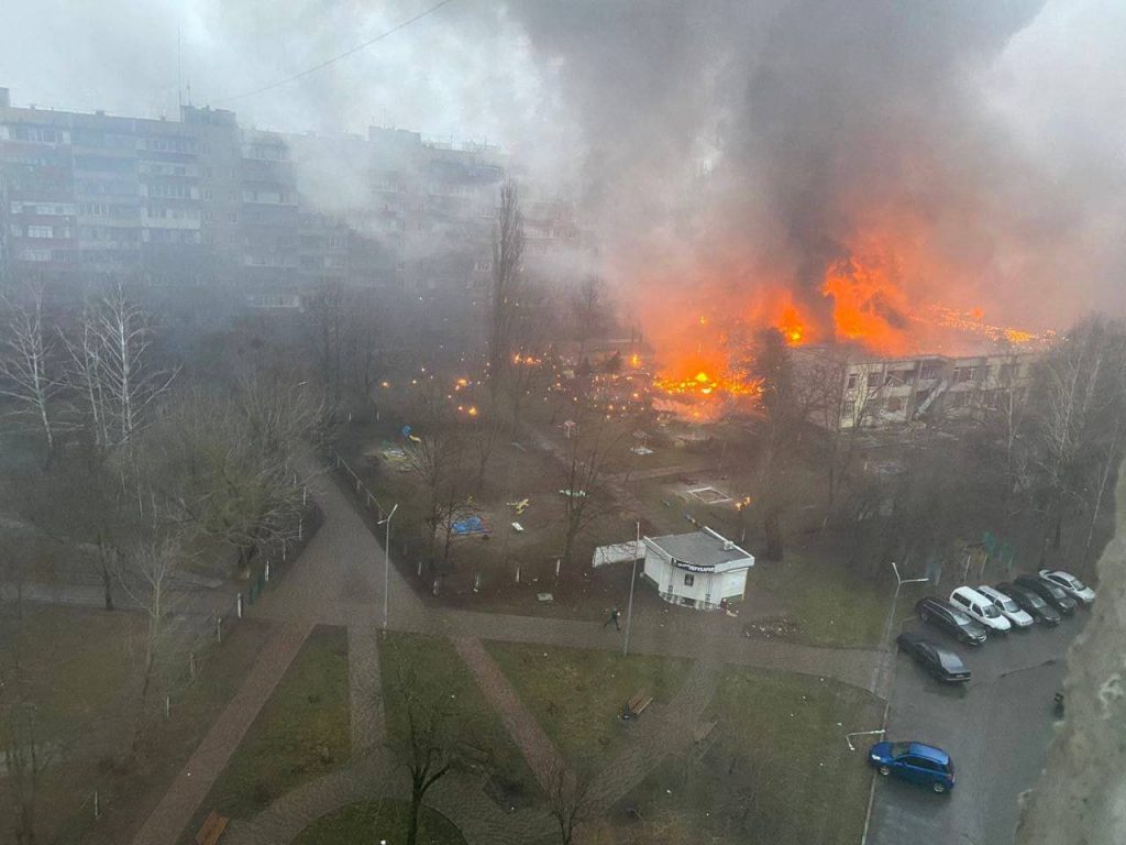 Ουκρανία: Εικόνες σοκ από την πτώση του ελικοπτέρου – Τουλάχιστον 15 νεκροί, ανάμεσά τους δύο υπουργοί και παιδιά