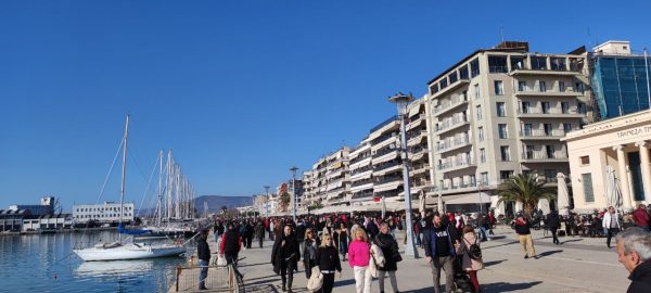 «Κοκκίνισε» ο Βόλος: Ξεκίνησε το πάρτι των οπαδών του Ολυμπιακού