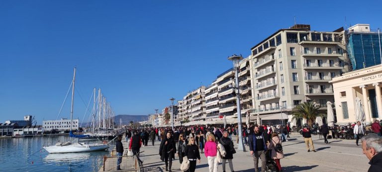 «Κοκκίνισε» ο Βόλος: Ξεκίνησε το πάρτι των οπαδών του Ολυμπιακού