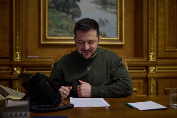 Ζελένσκι: Επικοινωνία με Μακρόν –  «Συμφωνήσαμε να εργαστούμε για την εφαρμογή της Φόρμουλας Ειρήνης»