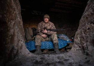 Ουκρανία: Ουκρανοί και Ρώσοι γιορτάζουν τα Χριστούγεννα με τις βόμβες να πέφτουν παρά τη μονομερή κατάπαυση του πυρός