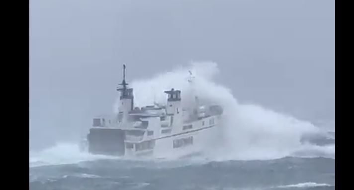 Ιταλία: Πλοίο «παλεύει» με την φουρτουνιασμένη θάλασσα – Δείτε βίντεο
