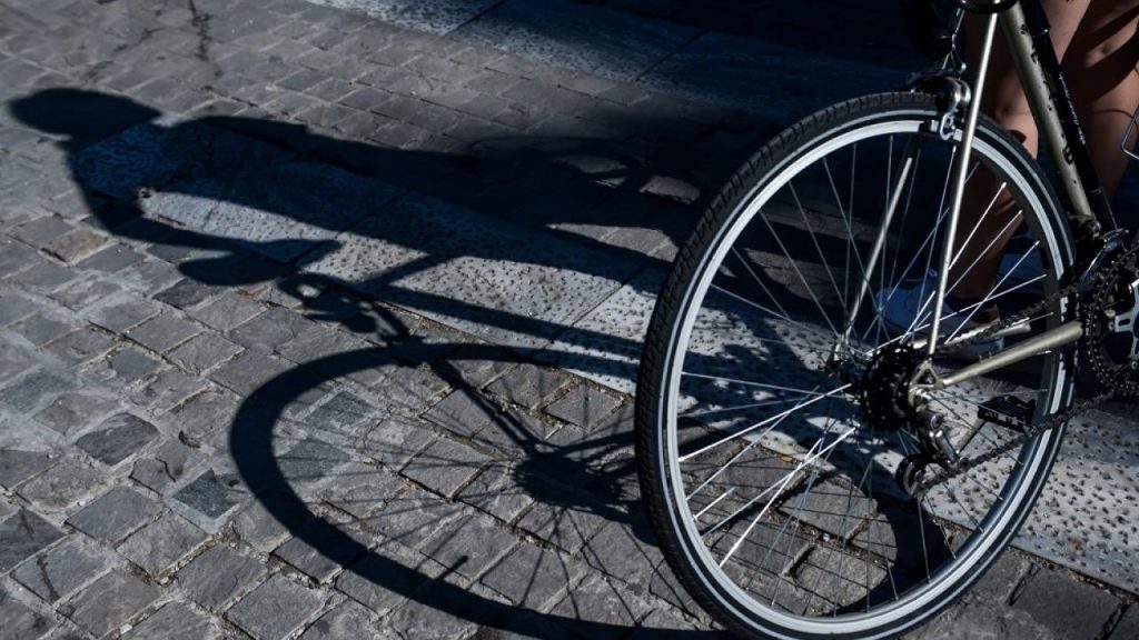 Θεσσαλονίκη: Οδήγησε 90 χλμ. με το ποδήλατο για να επιτεθεί στην αδερφή του