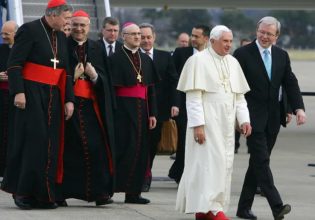 Πάπας Βενέδικτος: Η ιστορία πίσω από τα κόκκινα παπούτσια του – Ο κρυφός συμβολισμός τους