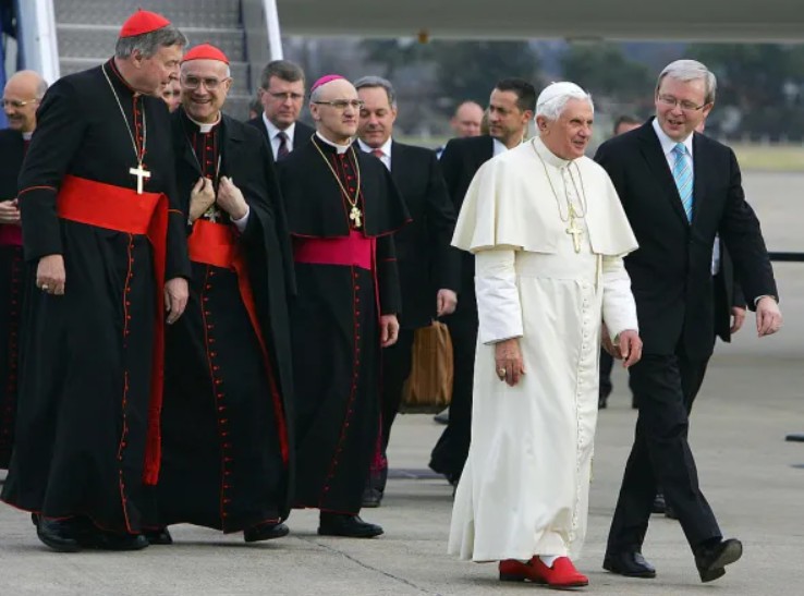 Πάπας Βενέδικτος: Η ιστορία πίσω από τα κόκκινα παπούτσια του - Ο κρυφός συμβολισμός τους