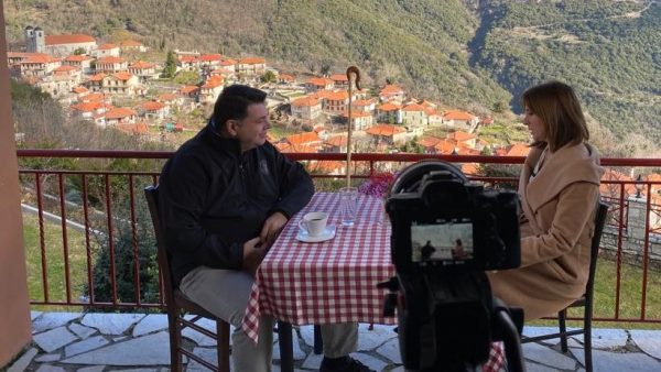 Ο Τζορτζ Τσούνης με τη Νίκη Λυμπεράκη στον Πλάτανο Ναυπακτίας για το MEGA