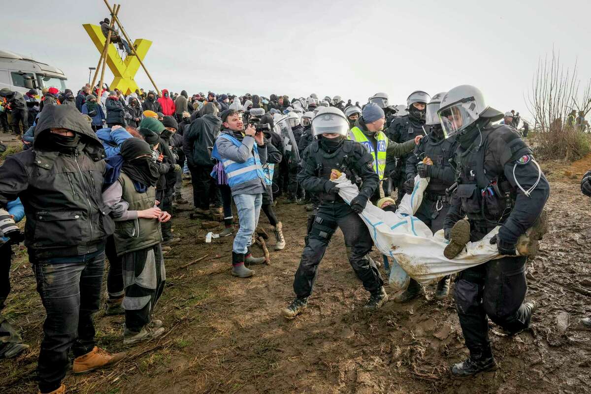 Γερμανία: Η αστυνομία απομακρύνει οικολόγους ακτιβιστές που κατέλαβαν ένα χωριό
