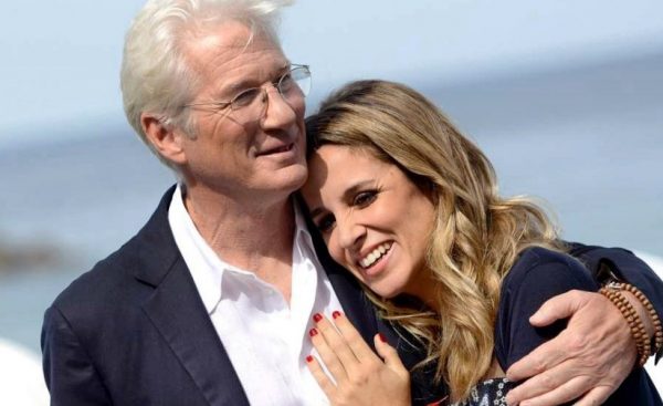 Σπάνια εμφάνιση του Ρίτσαρντ Γκιρ με την σύζυγό του – Παραμένει κούκλος και φουλ ερωτευμένος