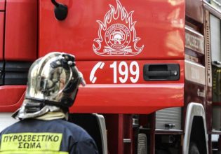 Χανιά: Αυτοκίνητο «κρεμάστηκε» από δέντρο μετά από τροχαίο