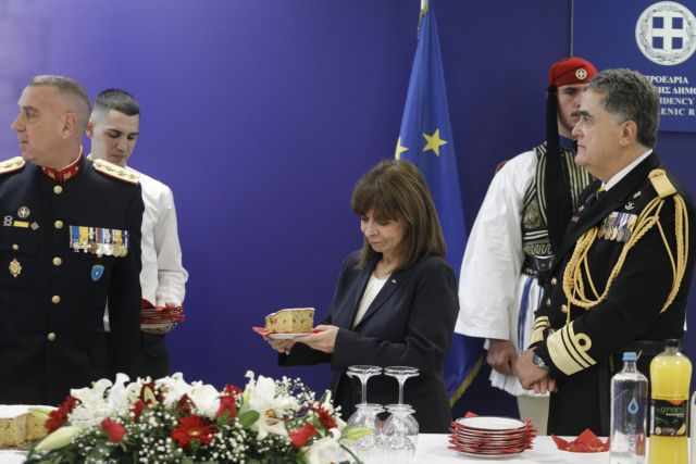 Στην Προεδρική Φρουρά για την πρωτοχρονιάτικη πίτα η Κατερίνα Σακελλαροπούλου