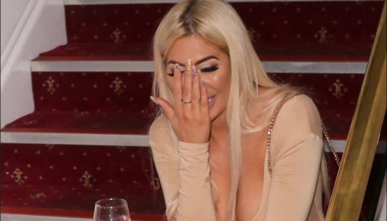 Chloe Ferry: Όταν η πασίγνωστη τηλεπερσόνα μέθυσε σε φιλανθρωπικό γκαλά και… φάνηκε το στήθος της