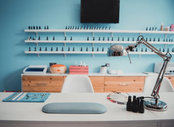 Θέλεις να ανοίξεις το δικό σου nail salon; Ξέρουμε πού θα βρεις οικονομικά τον εξοπλισμό σου