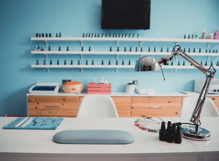 Θέλεις να ανοίξεις το δικό σου nail salon; Ξέρουμε πού θα βρεις οικονομικά τον εξοπλισμό σου