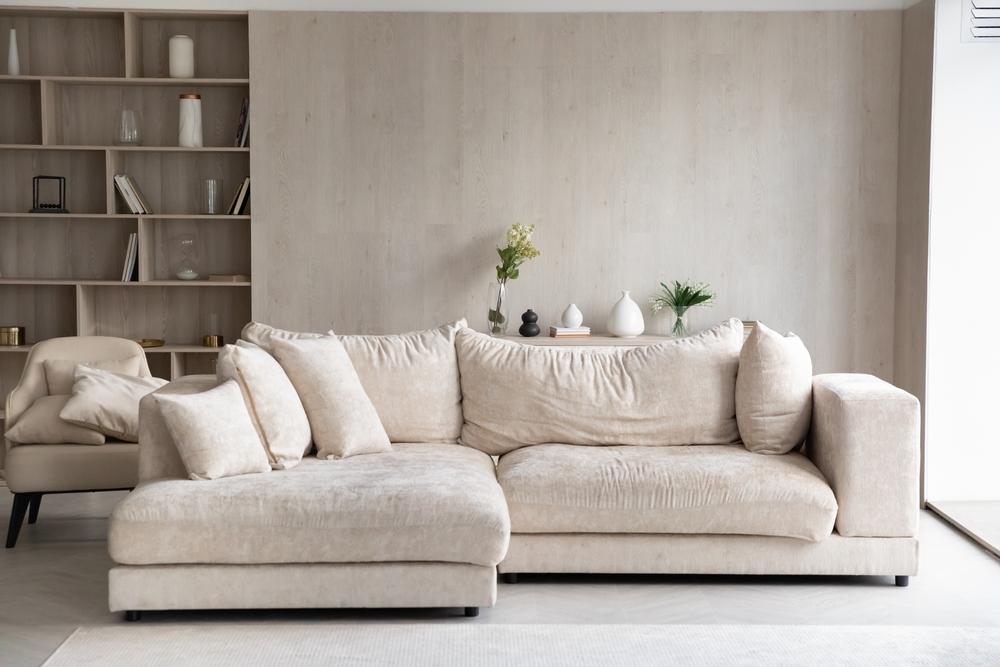 Βρώμικος καναπές; 7 tips καθαριότητας για να τον κάνετε σαν καινούργιο!