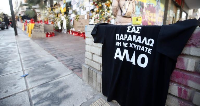 Άλκης Καμπανός: Διεκόπη η δίκη για τη δολοφονία του – Η αντίδραση της μητέρας όταν είδε τους κατηγορούμενους