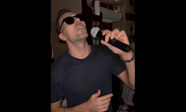 Επος: Ο Σλούκας τραγουδάει με μαύρο γυαλί Οικονομόπουλο