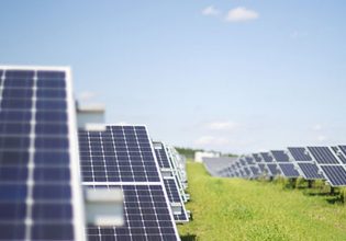 ΑΠΕ: Αιολική και ηλιακή ενέργεια ξεπέρασαν το φυσικό αέριο στην ΕΕ