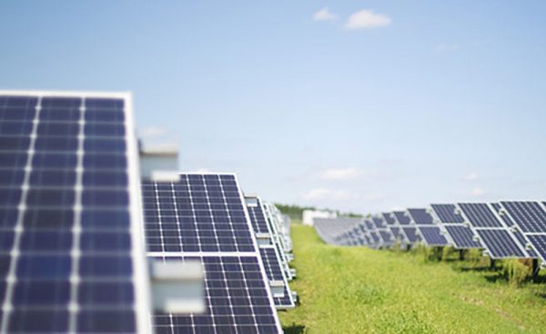 ΑΠΕ: Αιολική και ηλιακή ενέργεια ξεπέρασαν για πρώτη φορά το φυσικό αέριο στην ΕΕ