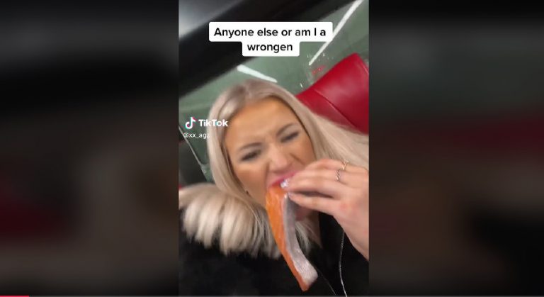 Αγγλία: Έφαγε ωμό σολομό σε λεωφορείο – Συνεπιβάτες και οδηγός την έκραξαν