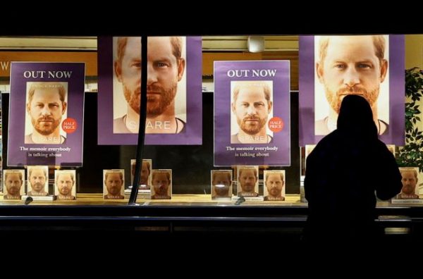 Πρίγκιπας Χάρι: Το μυθικό ποσό που θα πάρει για να βγάλει τα «άπλυτα« της βασιλικής οικογένεια στη φόρα