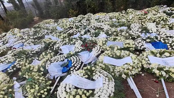 Κηδεία τέως Βασιλιά Κωνσταντίνου: Μια «θάλασσα» από στεφάνια στο Τατόι