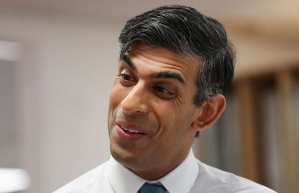 Βρετανία: Ο πρωθυπουργός Σούνακ ζητά συγγνώμη που δεν φορούσε ζώνη ασφαλείας μέσα σε αυτοκίνητο