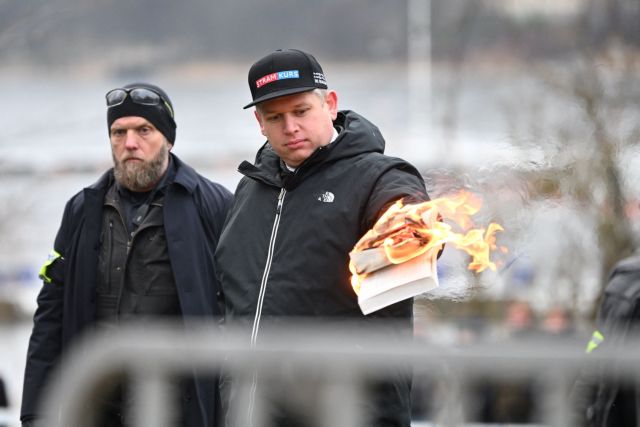 Σουηδία: Ακροδεξιοί διαδηλωτές έκαψαν το Κοράνι - Καταδίκασε ο Σουηδός ΥΠΕΞ