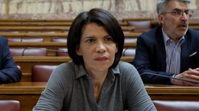 Ελευθεριάδου: «Η ΝΔ θέλει να συμψηφίσει 7.000 ευρώ από νόμιμη εργασία σε 3,5 χρόνια με το γαλάζιο πλιάτσικο και τους Πάτσηδες»