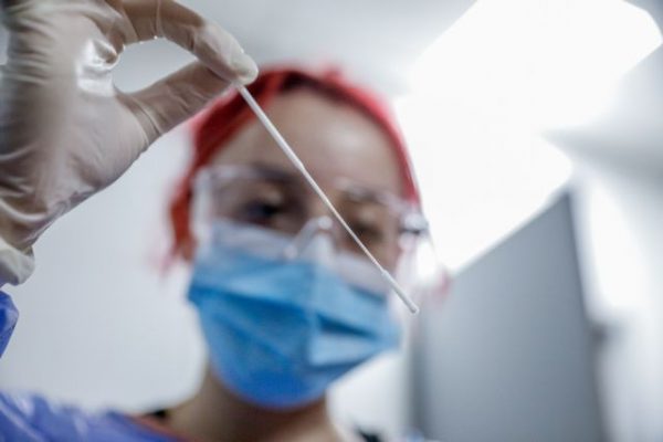 Κοροναϊός: Σε 15 χώρες της Ευρώπης η υποπαραλλαγή «Κράκεν» – Πόσο εύκολο είναι να φτάσει και στην Ελλάδα