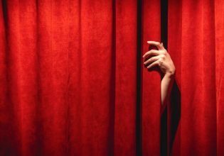 Κώστας Κωστόπουλος: Ελεύθερος με τον περιοριστικό όρο να απέχει από κάθε καλλιτεχνική δραστηριότητα