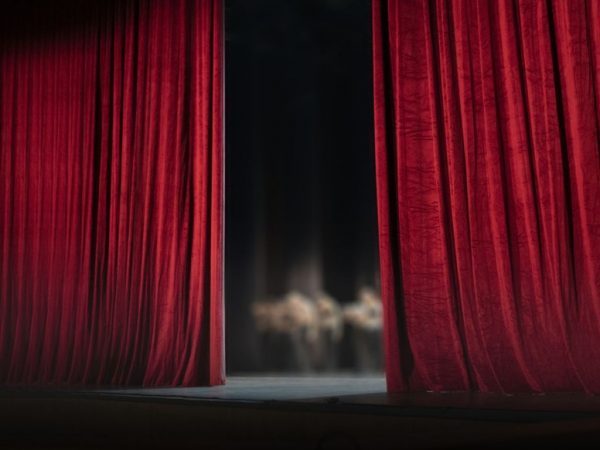 Ελεύθερος μετά την απολογία για βιασμό πασίγνωστος σκηνοθέτης τηλεοπτικής σειράς