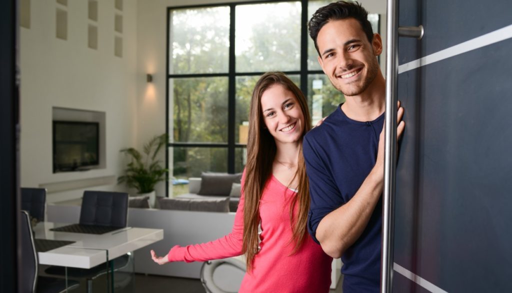 Με ποιο τρόπο δείχνουμε ευγενικά στον καλεσμένο μας να αποχωρήσει