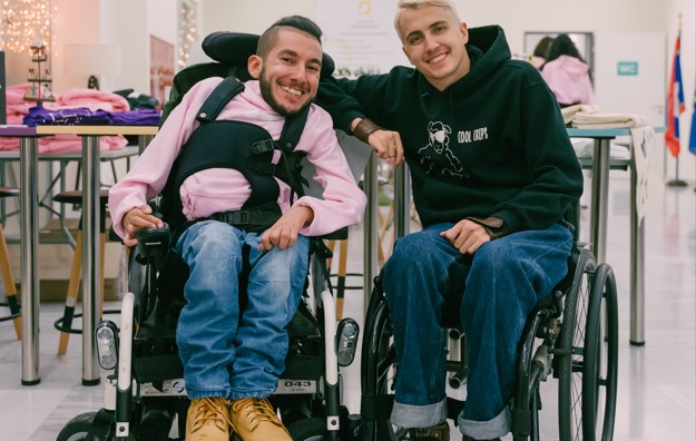 Οι «Cool Crips» αντιμετωπίζουν την αναπηρία με σαρκασμό